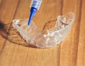 Whitening tray with gel